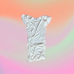 causual coutour by green envelope long white tee ruched